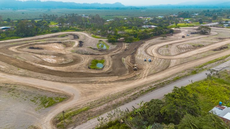COMPETENCIA DE VEHICULOS 4 X 4 – EN LA TRONCAL