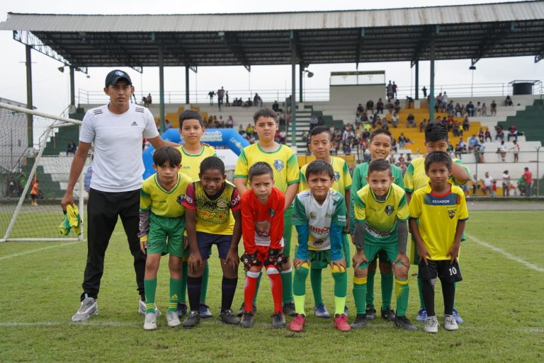 ESCUELAS DE FÚTBOL MUNICIPAL – CHAMPIONS KITS LA TRONCAL